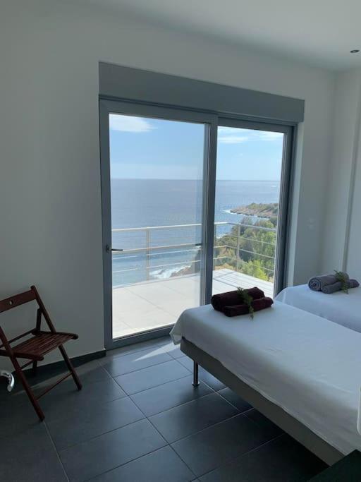 Posteľ alebo postele v izbe v ubytovaní Villa Nafsika stunning view on the Aegean Sea