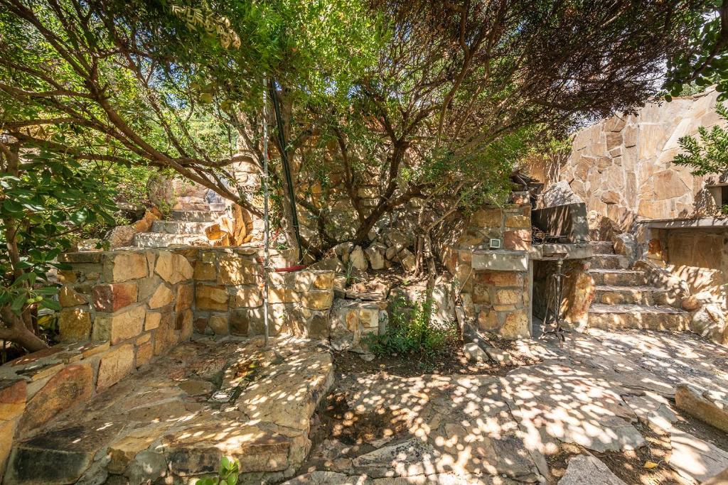 A garden outside Domus Luna Apartment with sea view Villasimius