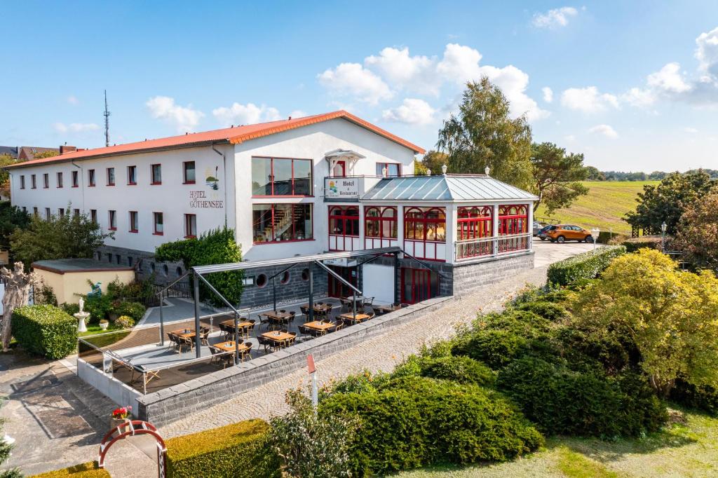 eine Luftansicht eines Gebäudes mit einem Restaurant in der Unterkunft Hotel am Gothensee in Heringsdorf