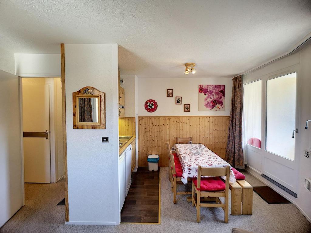 une cuisine et une salle à manger avec une table dans l'établissement Les Menuires : 2 pièces, 6 pers, balcon sud, wifi, animaux, parking - FR-1-178-75, aux Menuires