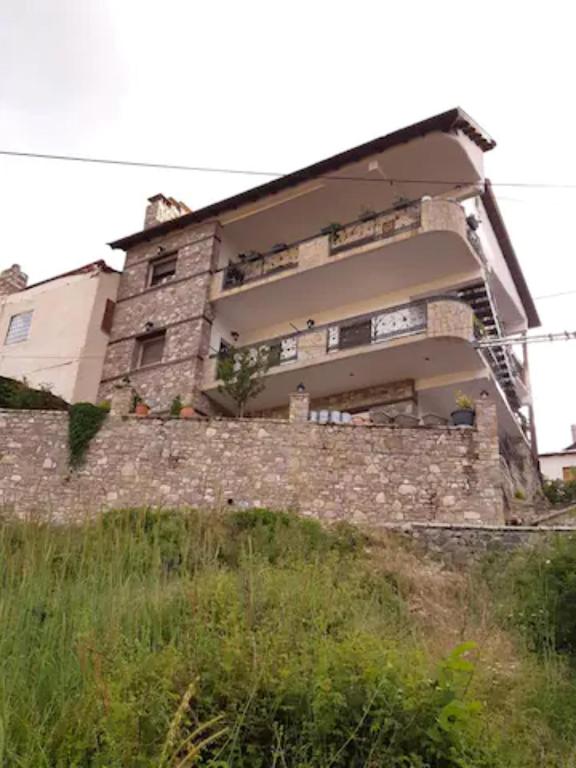 a building sitting on top of a stone wall at Villa Maria in Avdélla