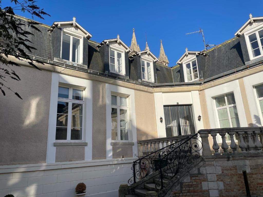 un edificio con una escalera delante de él en Les Hôtes d’Eloise en Laon