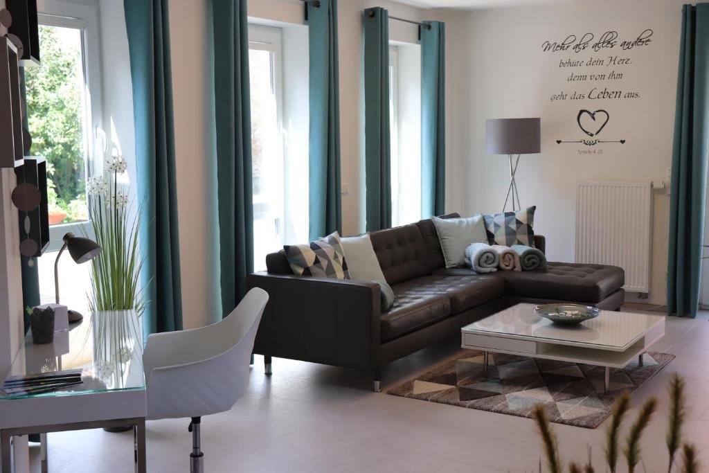 ein Wohnzimmer mit einem Sofa und einem Couchtisch in der Unterkunft Ferienwohnung Eden in Mellrichstadt