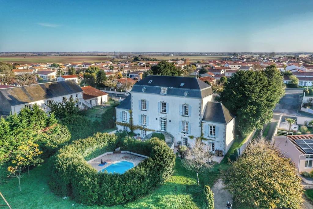 uma vista aérea de uma grande casa branca com uma piscina em Vaste maison 23/29 pers. piscine proche des plages em Longeville-sur-Mer