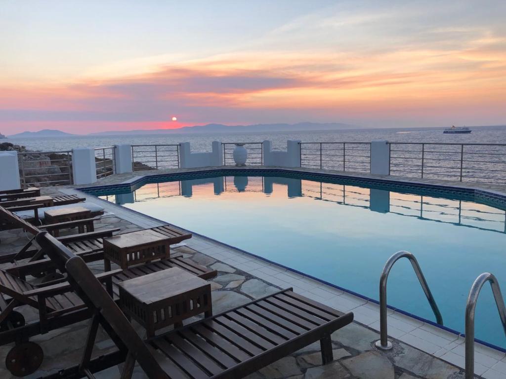 uma grande piscina no telhado de um edifício em SeaRock Rooms and Suites em Amorgós