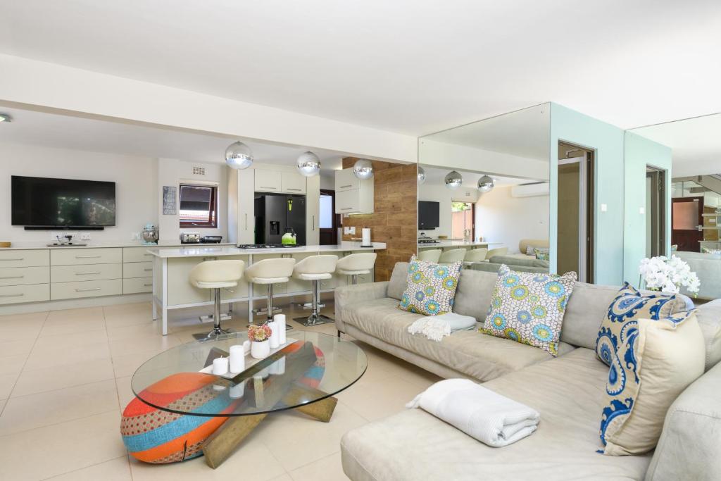 Marina BeachにあるLuxurious Modern Villa at Upmarket Golf and Beach Estateのリビングルーム(ソファ、テーブル付)