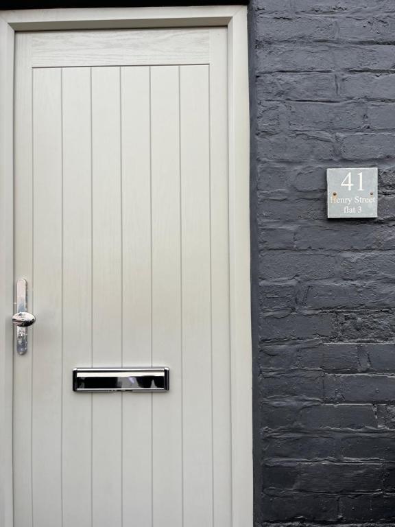 białe drzwi garażowe z napisem na murze w obiekcie Armada Apartment w mieście Redcar