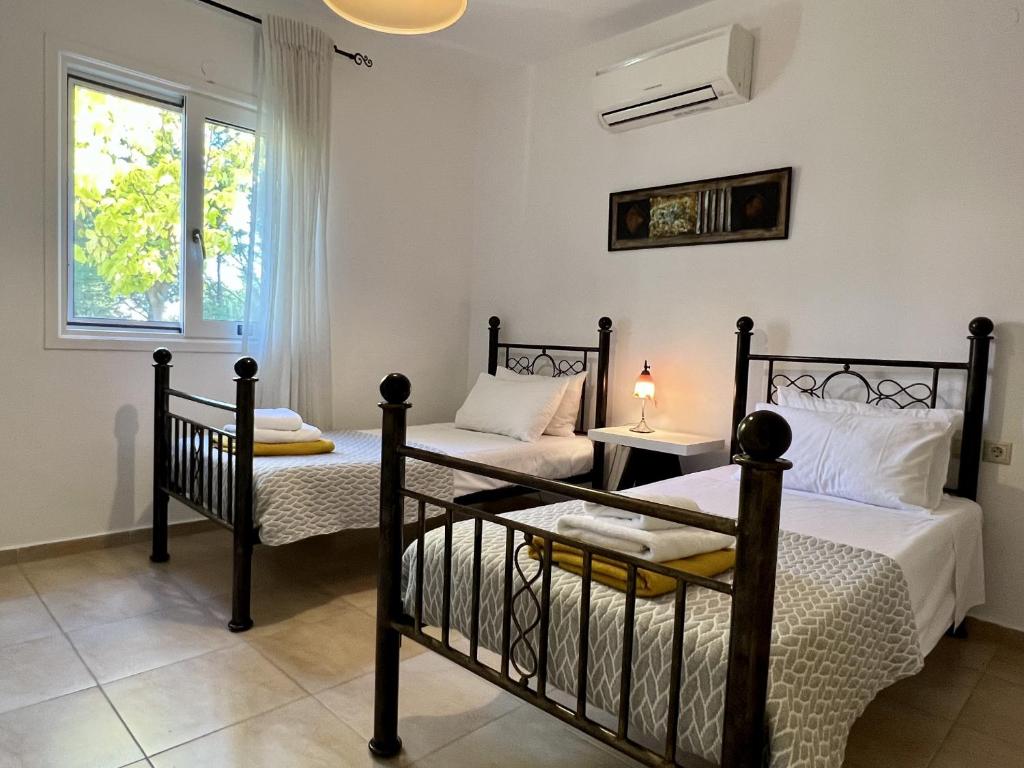 Łóżko lub łóżka w pokoju w obiekcie Villa Eros Spartia Kefalonia