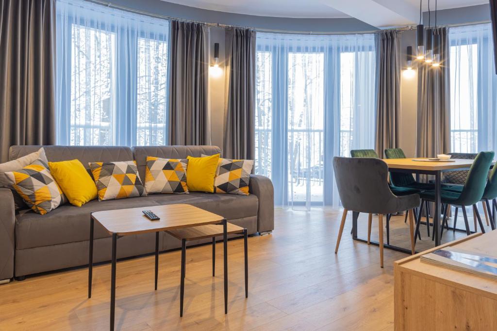 克雷尼察的住宿－Apartamenty KAPRYS - Centrum，客厅配有沙发和桌子