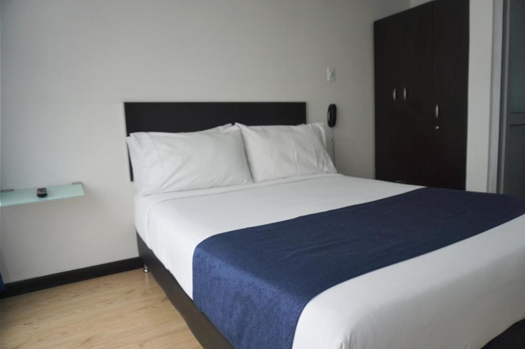 Postel nebo postele na pokoji v ubytování Hotel CGH Bogota Airport