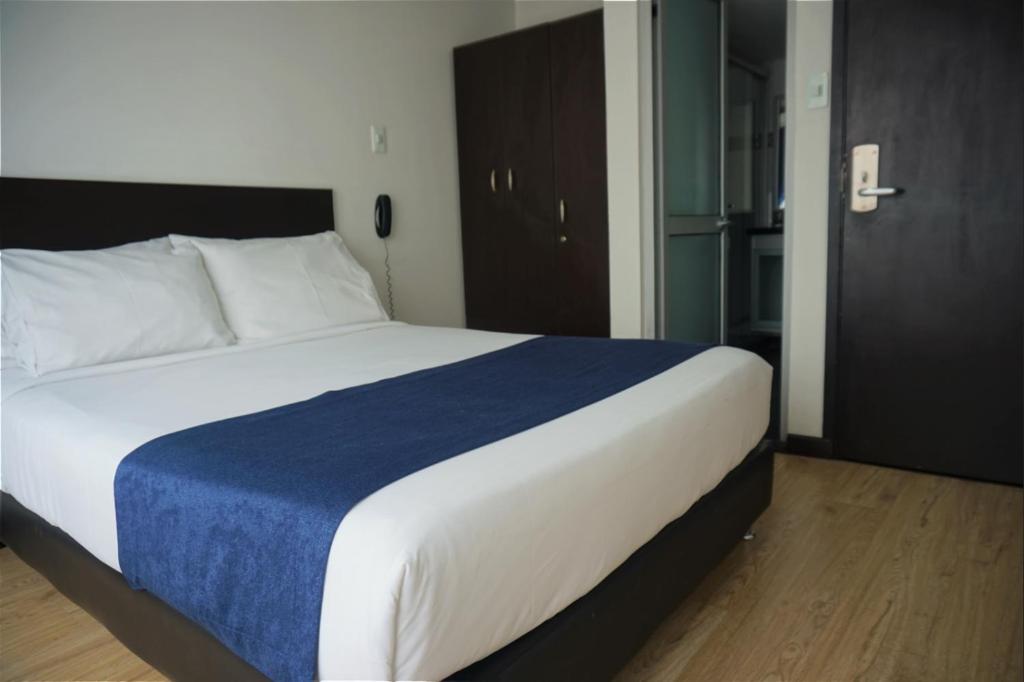 Postel nebo postele na pokoji v ubytování Hotel CGH Bogota Airport