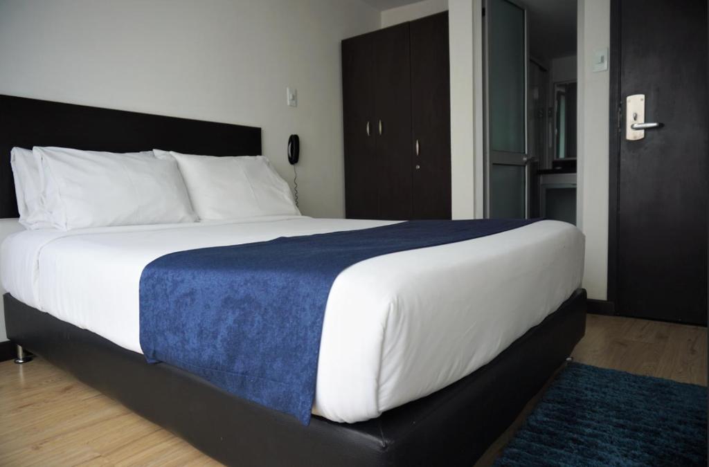 Postel nebo postele na pokoji v ubytování Hotel CGH Bogota Airport