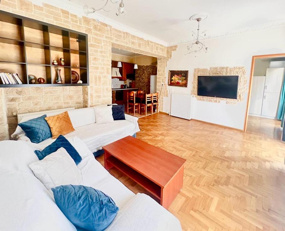 Televízia a/alebo spoločenská miestnosť v ubytovaní Neoclassical 2Bed in Kallimarmaro