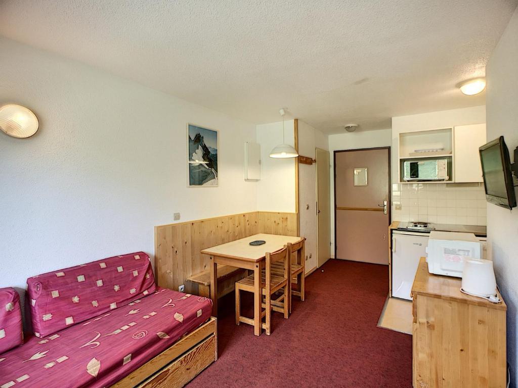un salon avec un canapé et une table et une cuisine dans l'établissement Appartement ski aux pieds, 4 pers, Wifi, animaux admis - FR-1-178-6, aux Menuires