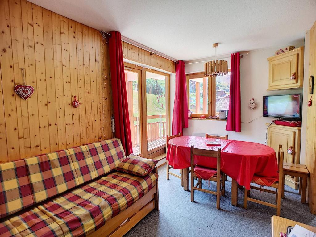 a living room with a table and a couch at Appartement Les Menuires, 3 pièces, 6 personnes - FR-1-178-32 in Les Menuires