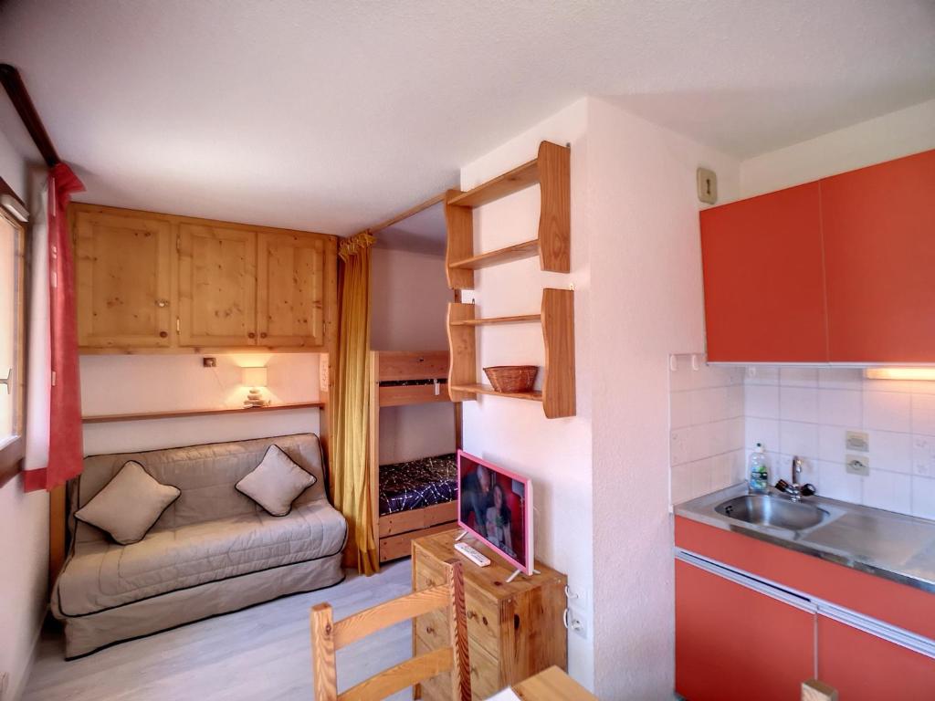 Ce petit appartement dispose d'un canapé et d'une cuisine. dans l'établissement Studio Carlines I, ski aux pieds, 3 pers, idéalement situé aux Menuires, quartier Bruyères - FR-1-178-40, aux Menuires