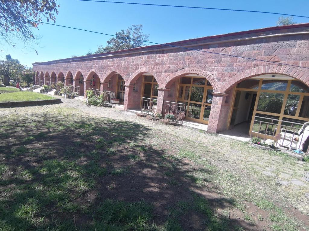 ein Backsteingebäude mit einem Hof davor in der Unterkunft Lalibela Hotel in Lalībela