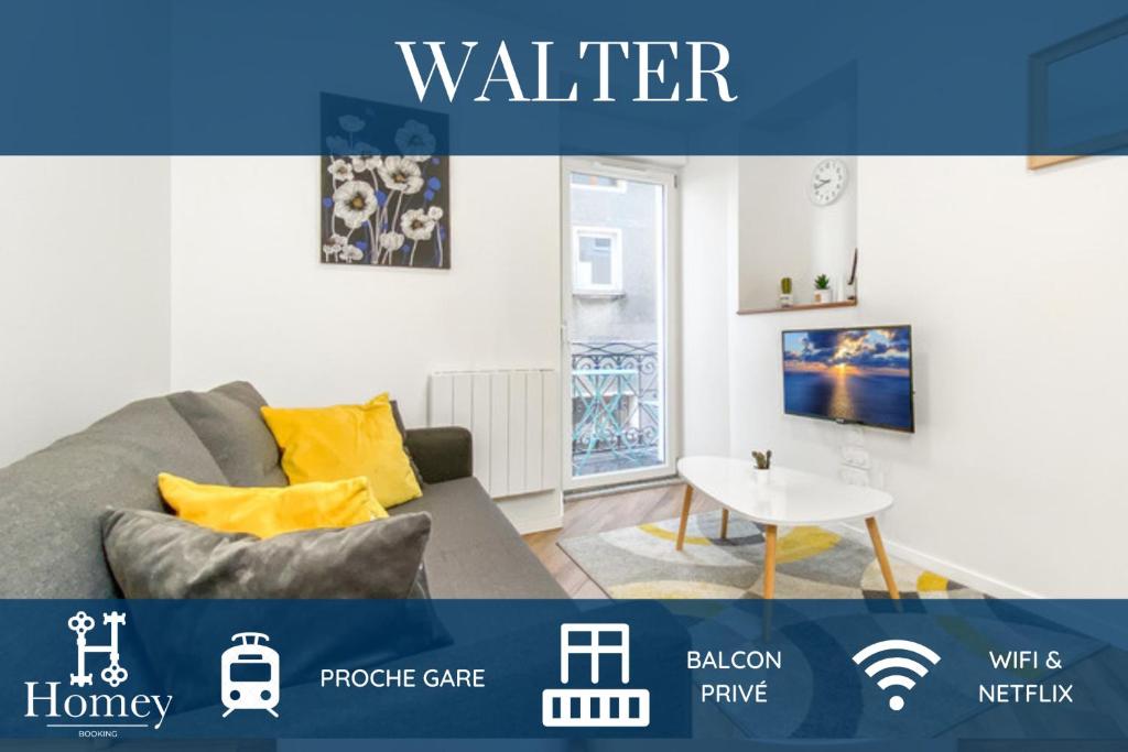 uma sala de estar com um sofá e uma mesa em HOMEY WALTER - Proche Gare - Balcon privé - Wifi em La Roche-sur-Foron