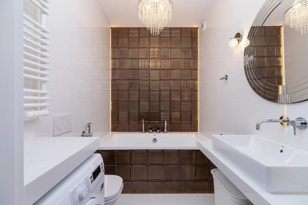 Kúpeľňa v ubytovaní Wiślane Tarasy Lux Apartments Cracow by Renters Prestige