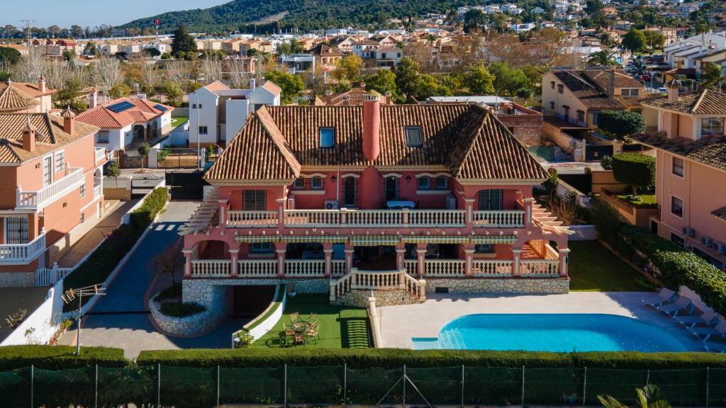 uma vista aérea de uma casa com piscina em TESS Villa Cari em Alhaurín de la Torre