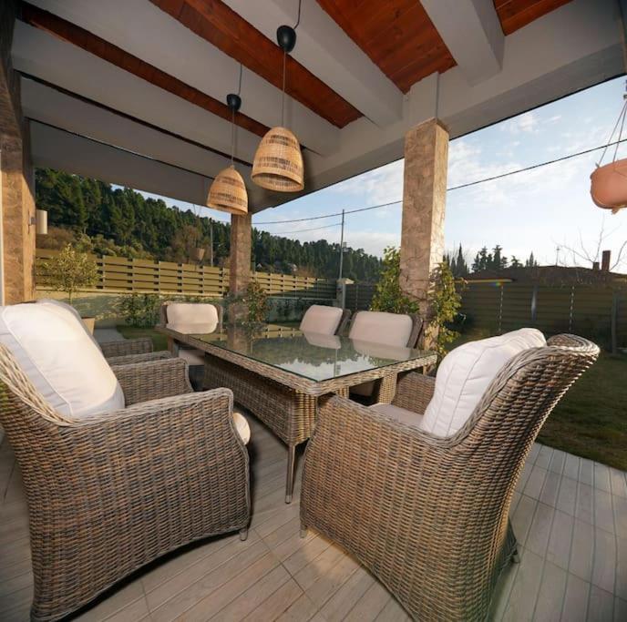 Posezení v ubytování Villa ELi - Luxury Nature Getaway - Strategically located for Beach Exploration - Onsite Power for Electric Vehicle