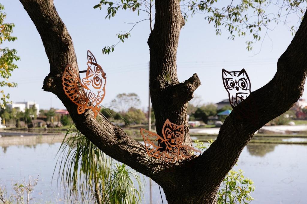 two cats painted on the branches of a tree at 輕塵別院Serenegray B&amp;B in Wujie