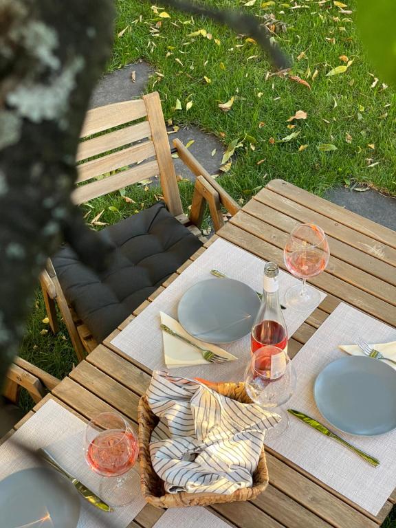 un tavolo in legno con bicchieri di vino sopra di City Nest Eger a Eger