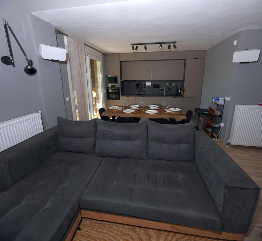 Posezení v ubytování Villa ELi - Luxury Nature Getaway - Strategically located for Beach Exploration - Onsite Power for Electric Vehicle