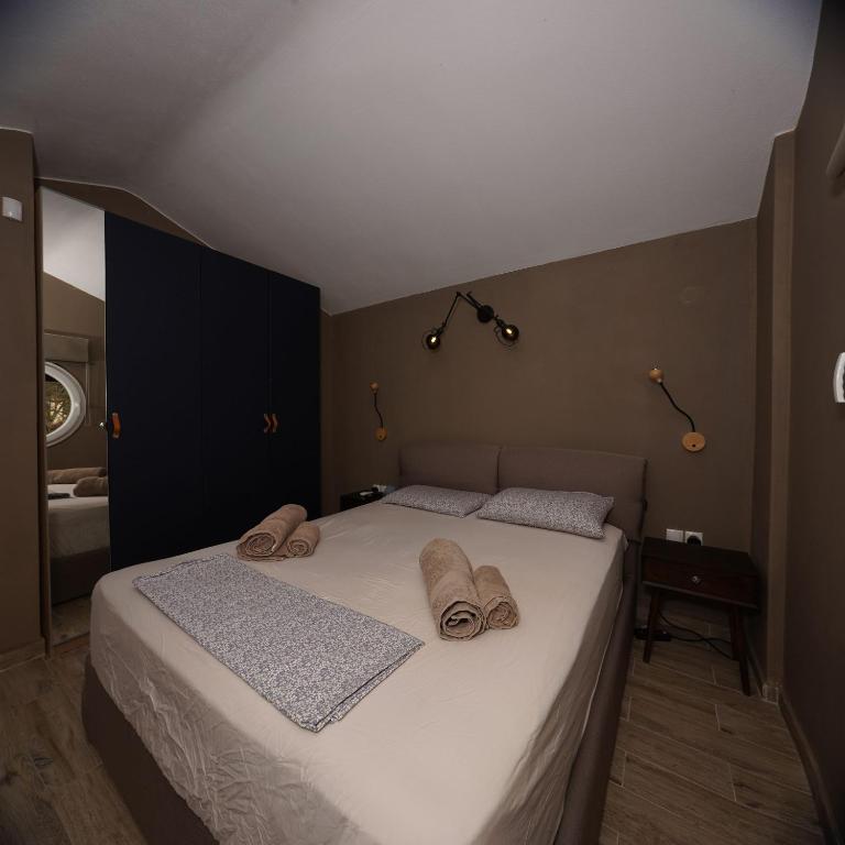 Postel nebo postele na pokoji v ubytování Villa ELi - Luxury Nature Getaway - Strategically located for Beach Exploration - Onsite Power for Electric Vehicle