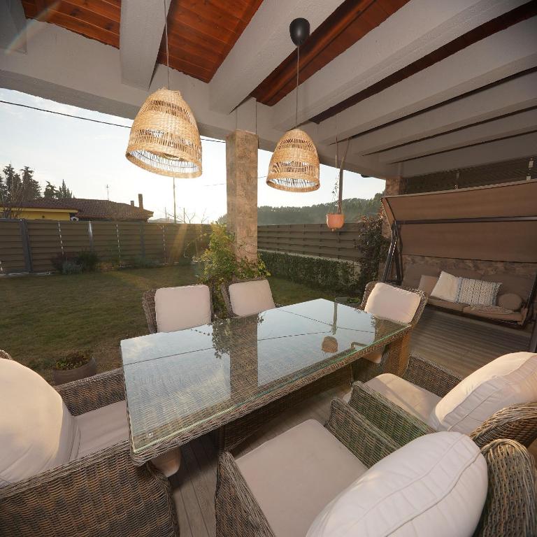 Posezení v ubytování Villa ELi - Luxury Nature Getaway - Strategically located for Beach Exploration - Onsite Power for Electric Vehicle