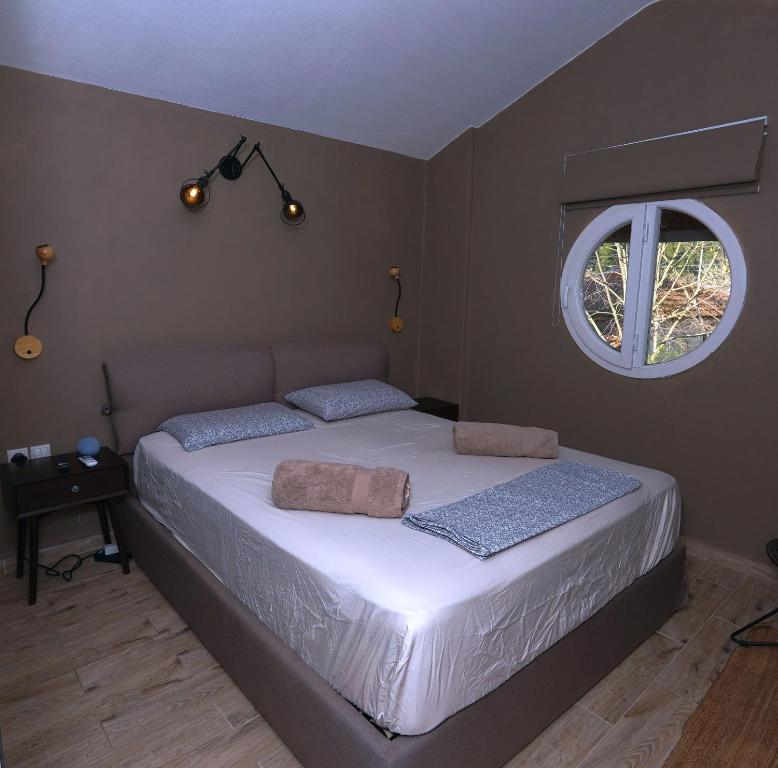 Postel nebo postele na pokoji v ubytování Villa ELi - Luxury Nature Getaway - Strategically located for Beach Exploration - Onsite Power for Electric Vehicle