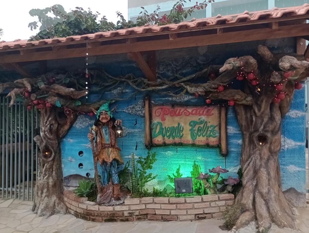 una casa decorada para un desfile de Navidad de Disney en Pousada Duende Feliz, en São Thomé das Letras