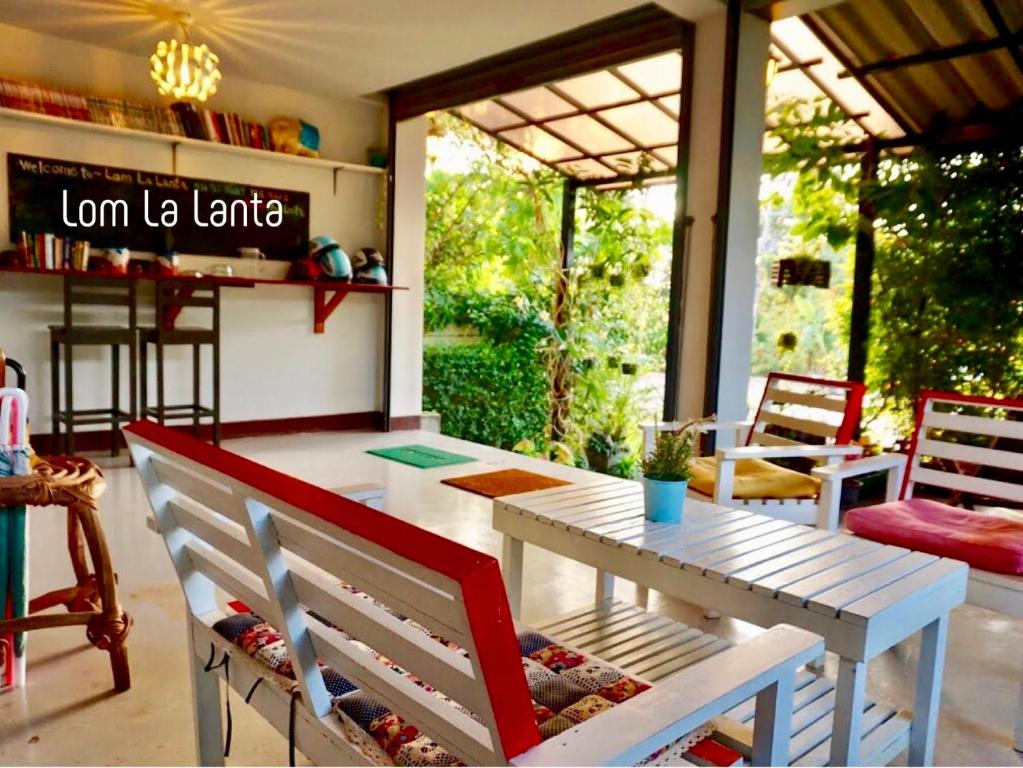 Biały stół i krzesła w pokoju w obiekcie Lom La Lanta w mieście Ko Lanta