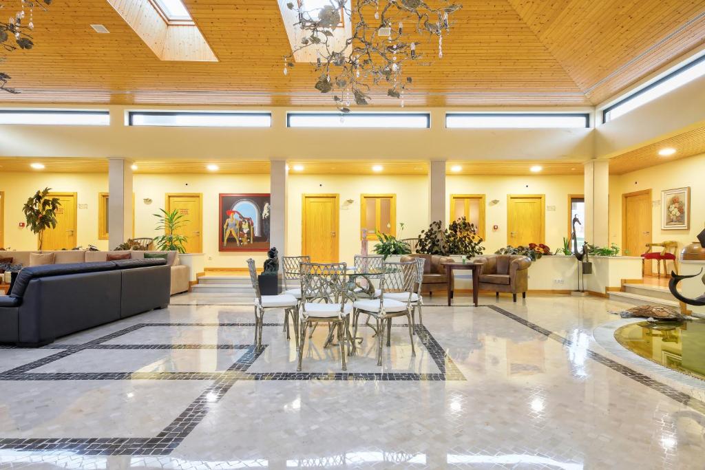 eine große Lobby mit einem Tisch und Stühlen in der Unterkunft Casa da Alzira in Anadia