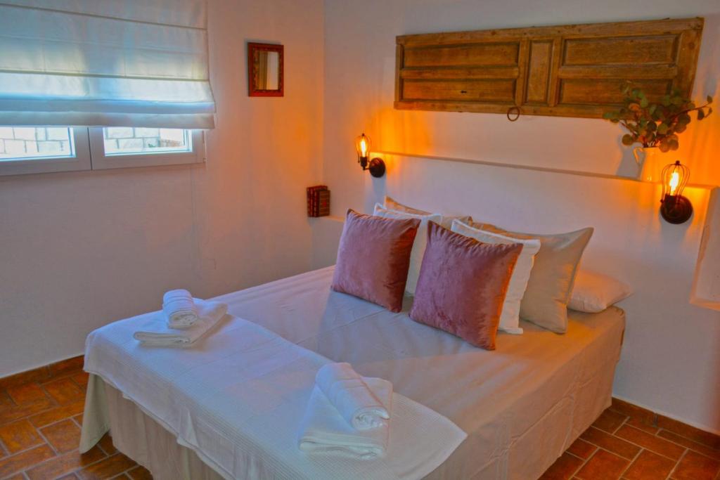 1 dormitorio con 1 cama con 2 toallas en La Esperanza 1 y 2, en Medina Sidonia
