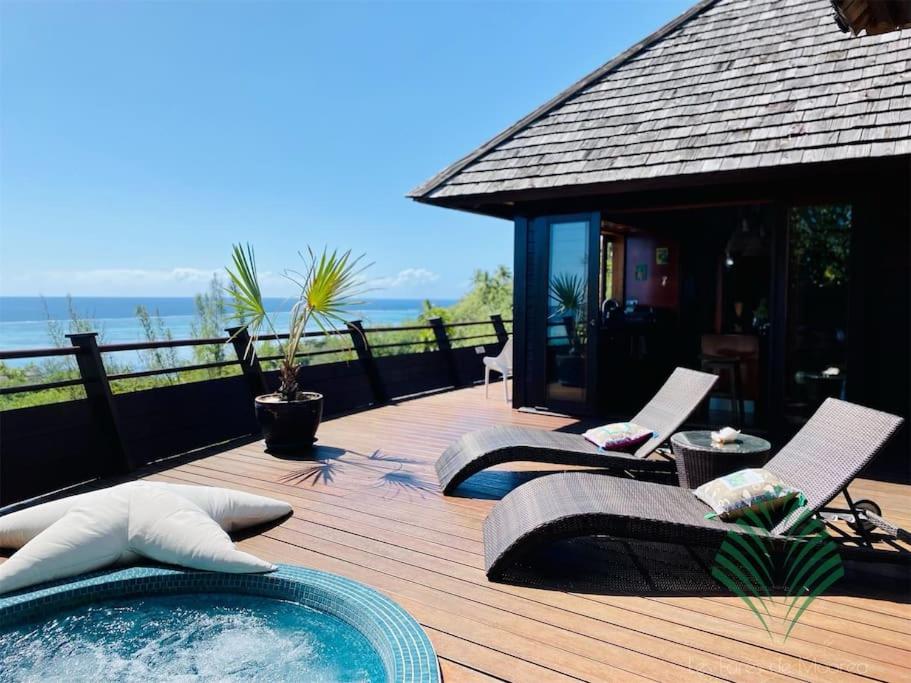 um deque com espreguiçadeiras e uma piscina em Villa Ava - lagon view 6pax @Moorea - Legends Residence em Haapiti