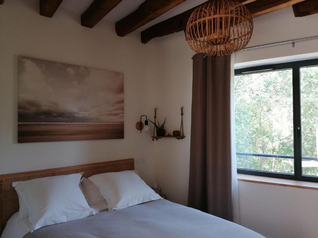 Mûrs-Érigné的住宿－La Petite Boire - Chambres d'hôtes，一间卧室设有一张床和一个大窗户