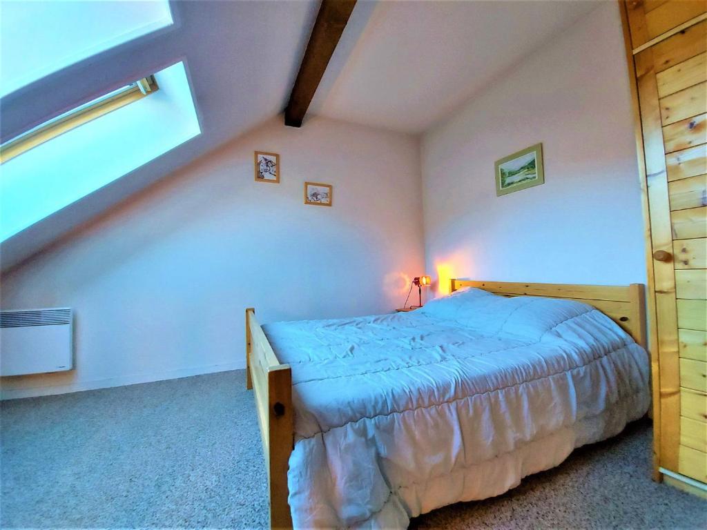 a bedroom with a bed in a attic at Studio Samoëns, 1 pièce, 4 personnes - FR-1-624-58 in Samoëns