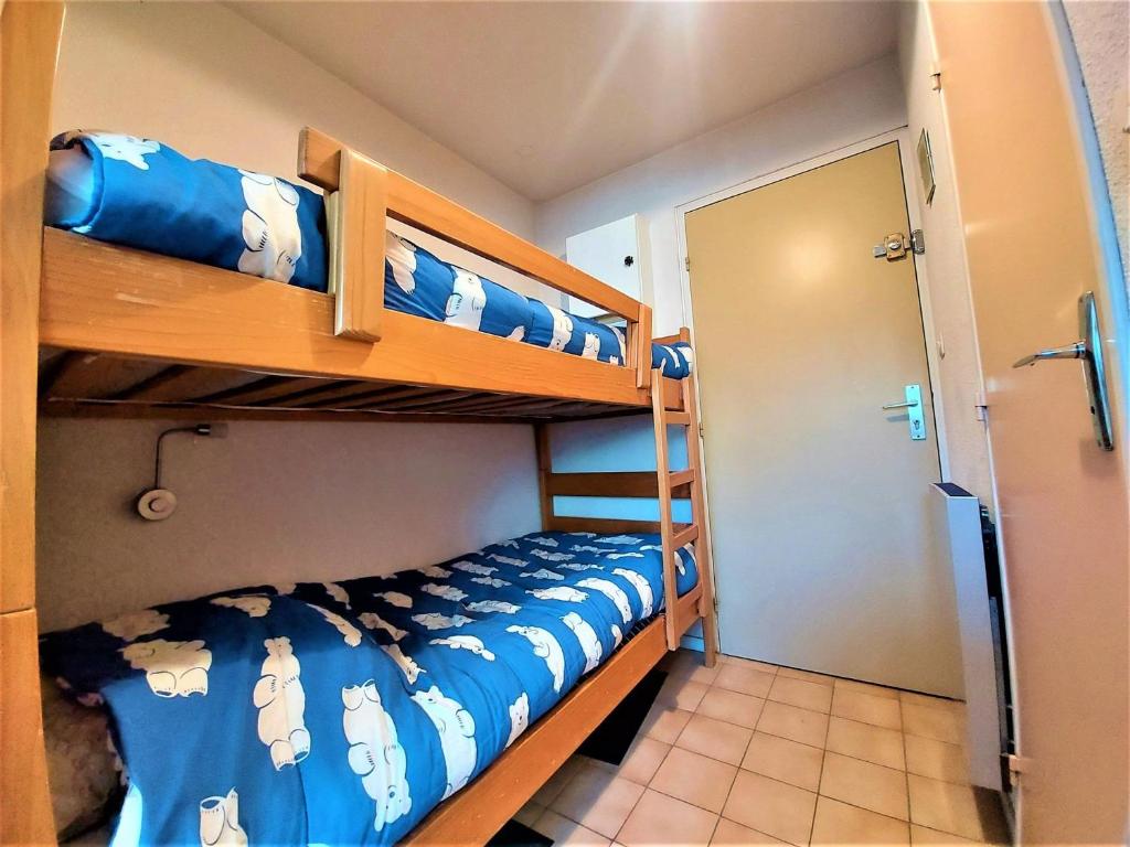 a bedroom with two bunk beds and a bathroom at Studio Samoëns, 1 pièce, 4 personnes - FR-1-624-58 in Samoëns