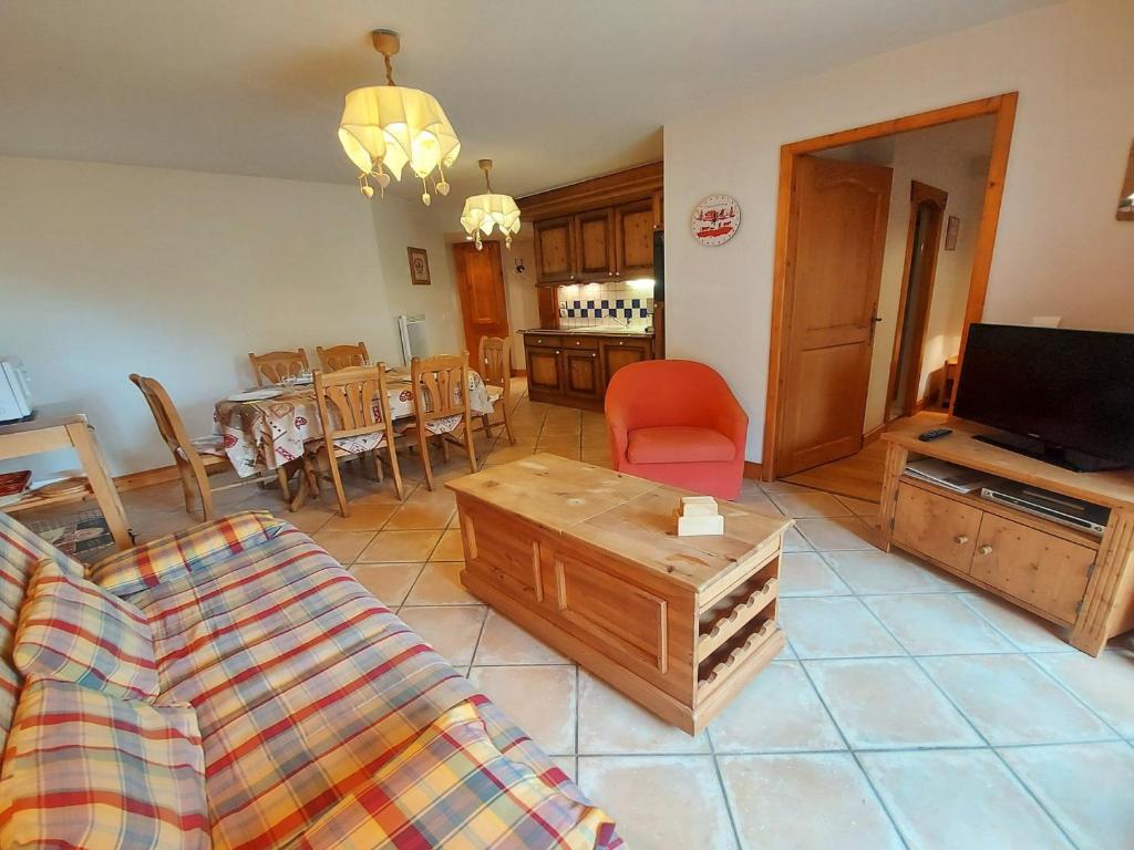 un salon avec un canapé et une salle à manger dans l'établissement Charmant T3 de 51m² avec terrasse en plein centre de Samoëns - Proche commerces, parking privé - FR-1-624-28, à Samoëns