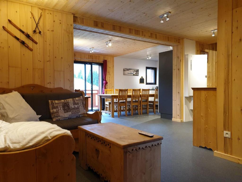 a living room with a couch and a table at Appartement Samoëns, 6 pièces, 14 personnes - FR-1-624-3 in Samoëns