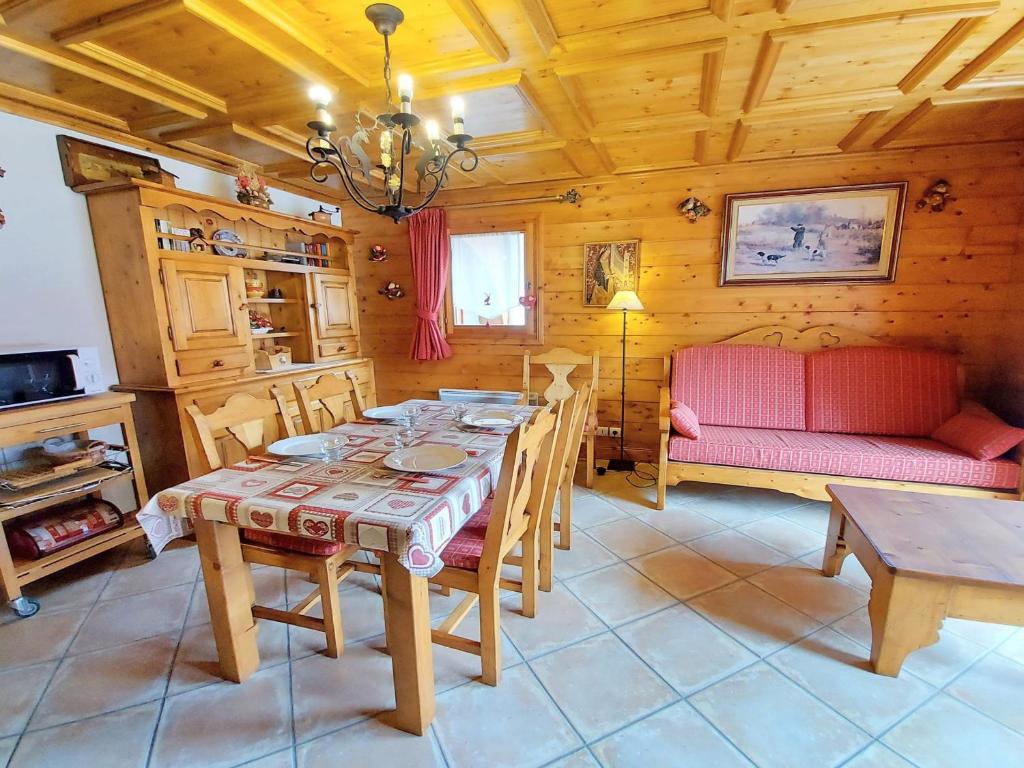 Appartement Samoëns, 3 pièces, 4 personnes - FR-1-624-54 tesisinde bir restoran veya yemek mekanı