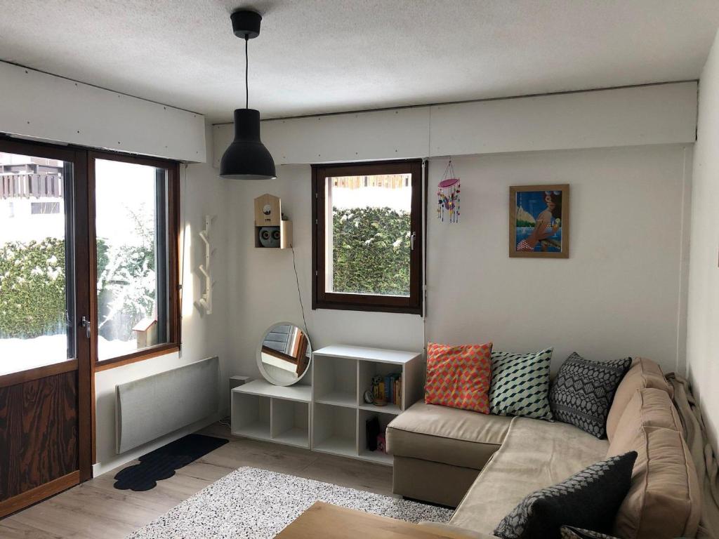 ein Wohnzimmer mit einem Sofa und einem Fenster in der Unterkunft Studio Samoëns, 1 pièce, 4 personnes - FR-1-624-56 in Samoëns