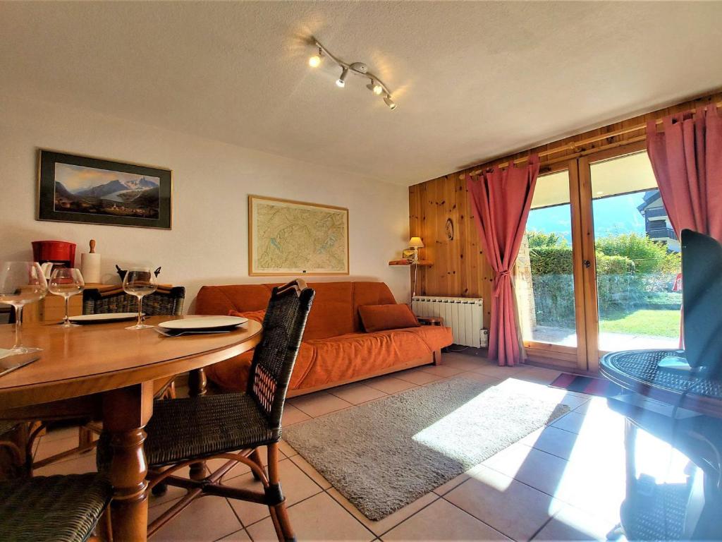 a living room with a couch and a table at Appartement Samoëns, 2 pièces, 4 personnes - FR-1-624-61 in Samoëns