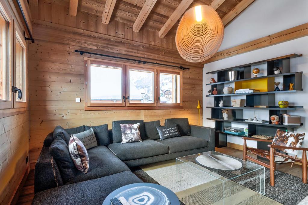 ein Wohnzimmer mit einem Sofa und einem Tisch in der Unterkunft Superb and familial duplex in Praz-sur-Arly - Welkeys in Praz-sur-Arly