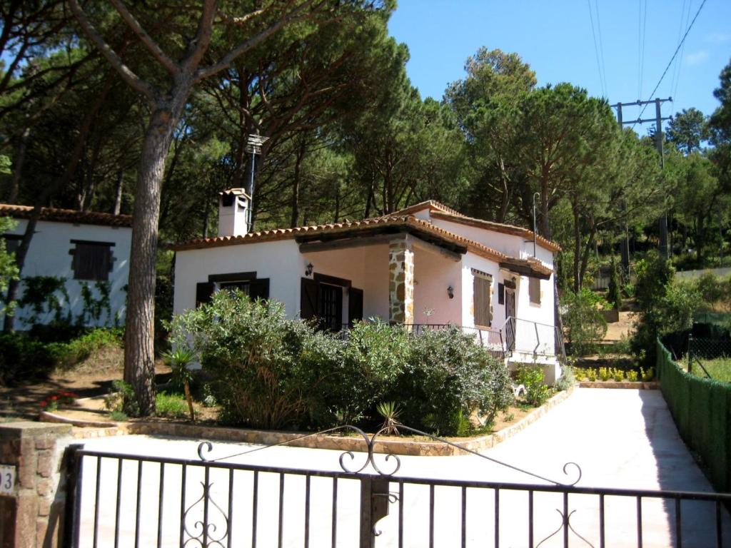 uma casa com um portão em frente em Villa Anna em Begur