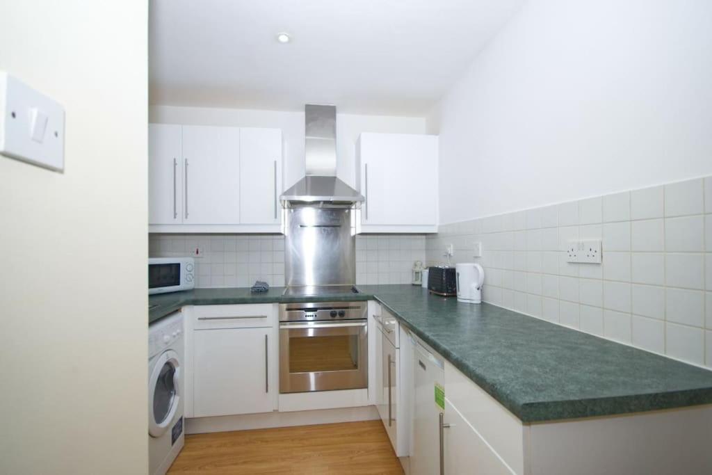 Kuchyň nebo kuchyňský kout v ubytování Alluring 2 Bedroom Leeds City Centre Apartment- Self Check-in,Balconied Apartment