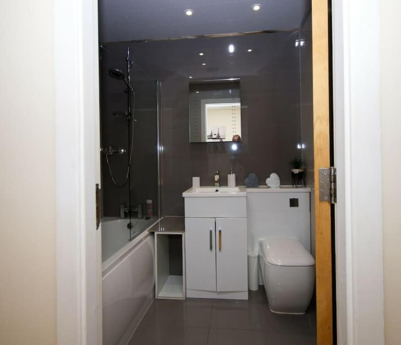 Koupelna v ubytování Alluring 2 Bedroom Leeds City Centre Apartment- Self Check-in,Balconied Apartment
