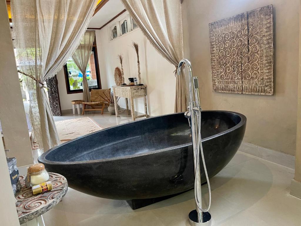 Postel nebo postele na pokoji v ubytování Chakra Living Ubud