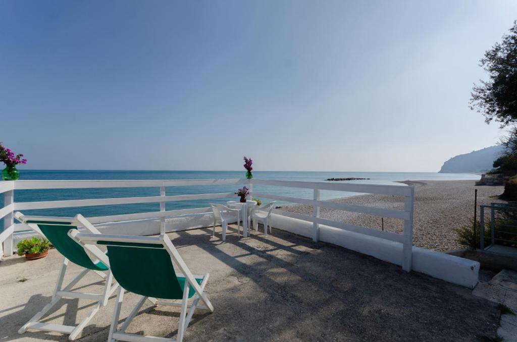 uma mesa e cadeiras sentadas na praia em Casa Miramare em Mattinata